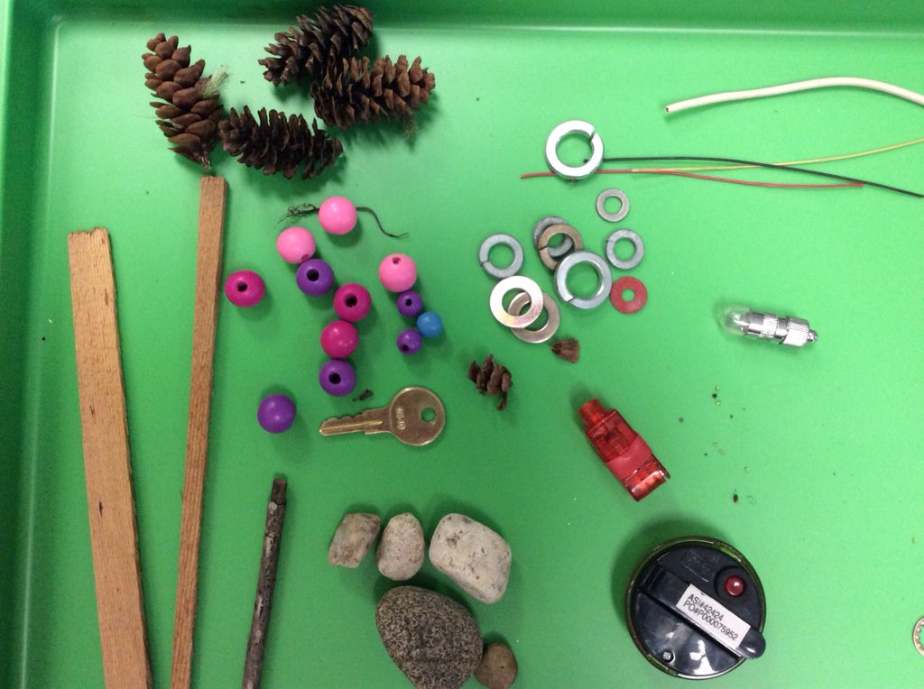 mmejacquie's tweet photo. Looking at our #beautifulstuff and naming & describing objects “en français”. #fsl #situationauthentique https://t.co/Jlj0T5i3G2