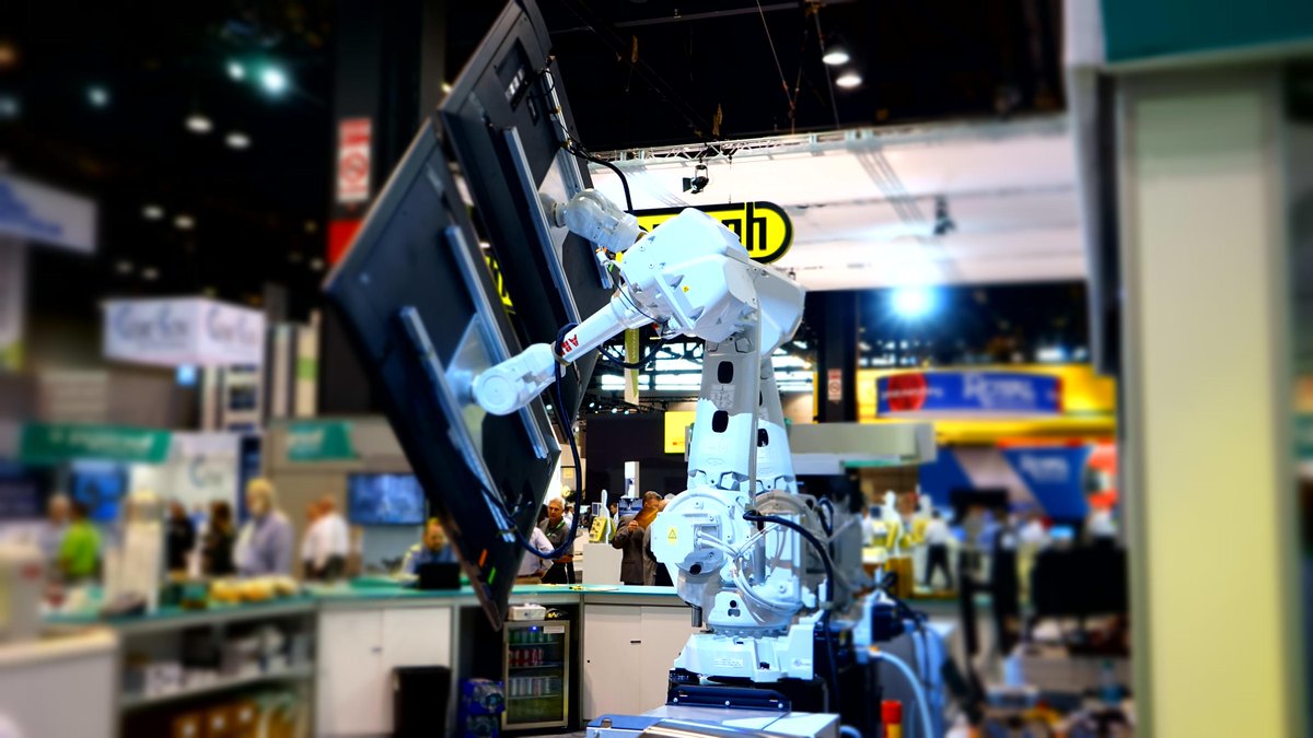 Tojek_VFX's tweet image. We have some big new @AndyRobot #Roboscreens performing at #IMTS2018.