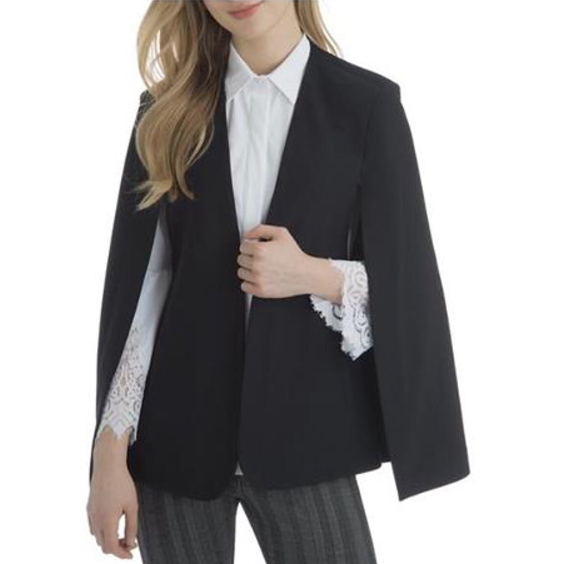 RhodesStyle's tweet photo. The cape you can wear with anything! With a t-shirt, a blouse or a dress! Cape and lace blouse are in-store now.
#cape #wardrobestaple #wearwitheverything #dressupordown #newarrivals #boutiqueshopping #nashvilleshopping #nashvilleboutique #StaceyRhodesBoutique #SRBstyle https://t.co/mhrfUnTsxu