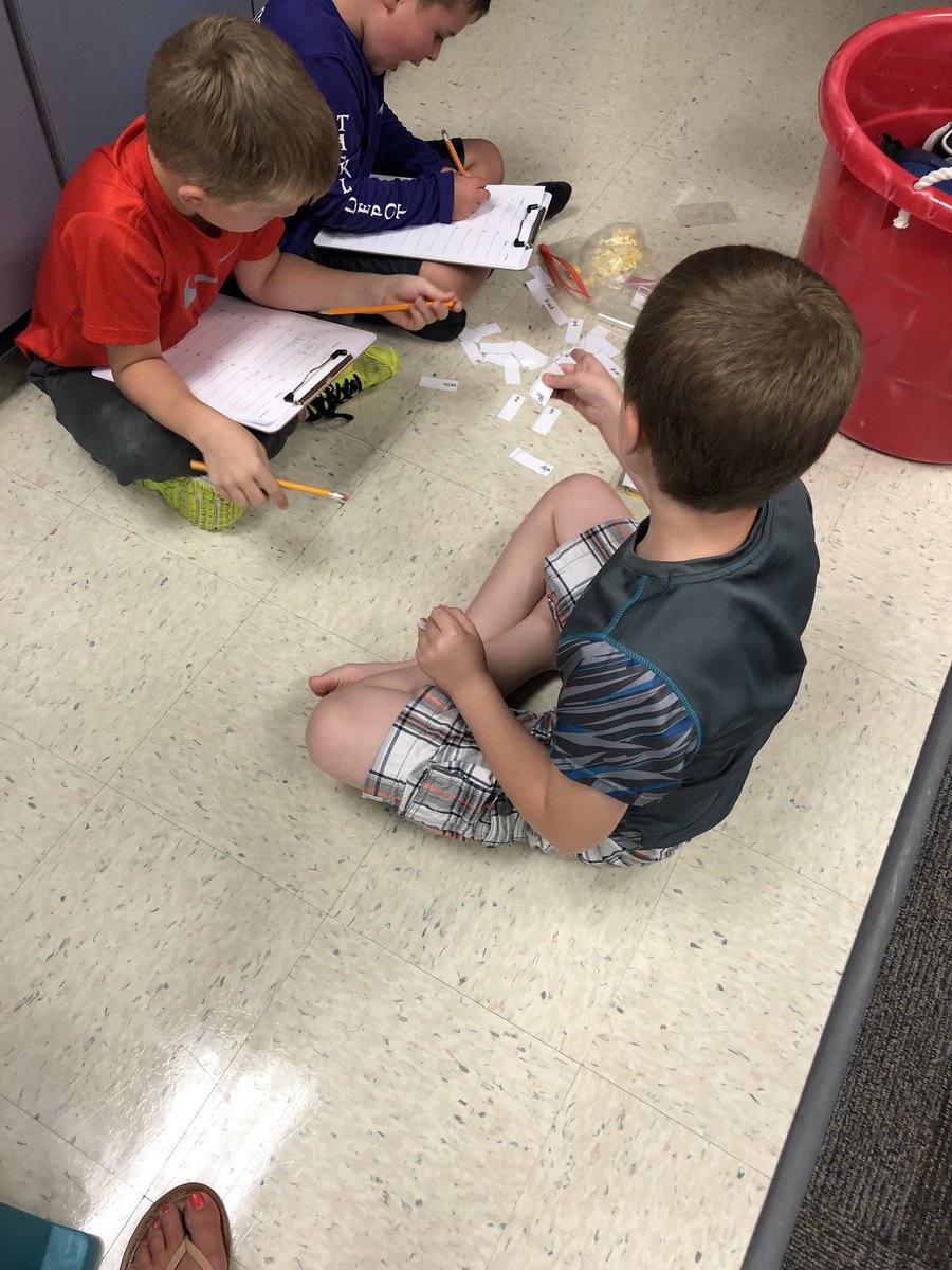AmyMayfield2's tweet photo. Working to build words with short vowel sounds!!#austinblueroos https://t.co/UX2M2JeCb8