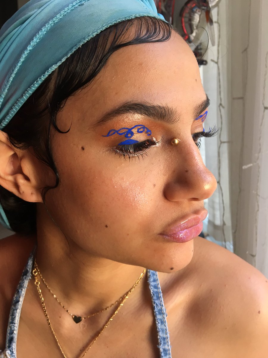 EisforExtras's tweet image. I didn’t want both eyes to match, it felt cliche. #MUByErinNPea on Uzumaki. erinnpea.com to book! ✨⭐️⚡️#freehanddesign