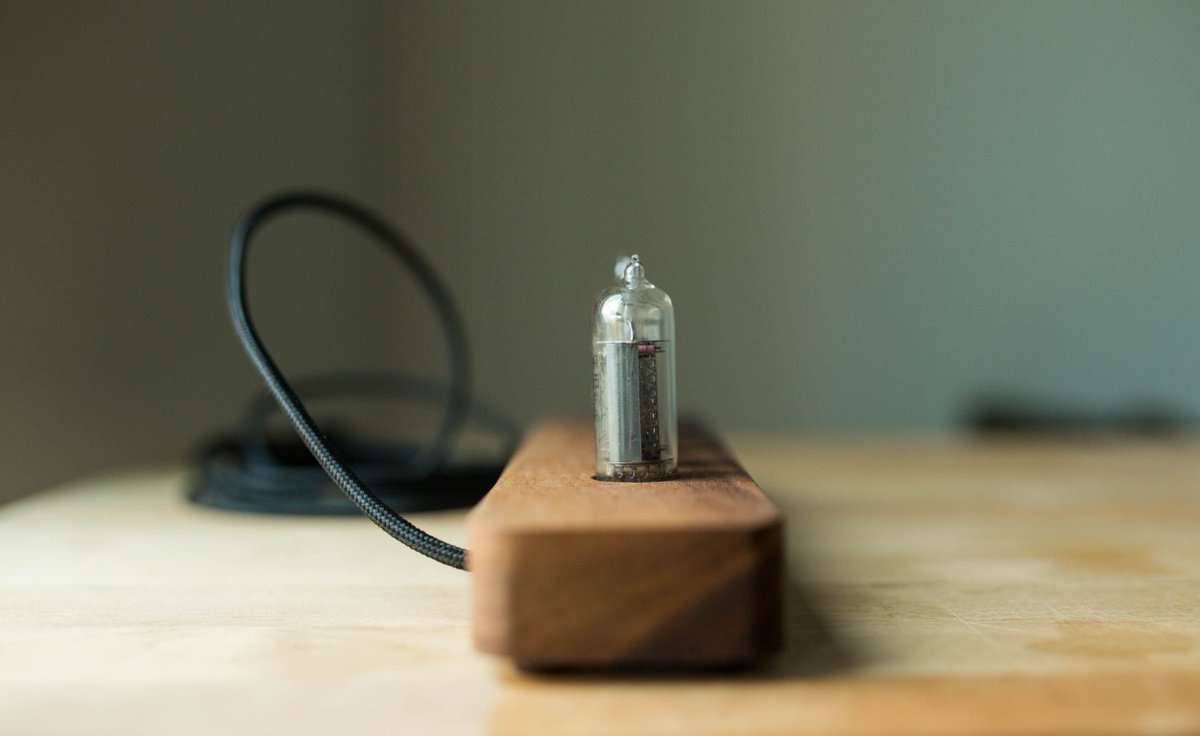 Closeup of the nixie tube clock viewed on end, with braided USB cable detail.

#braidedUSB #tubeclock #nixietube #nixieclock
