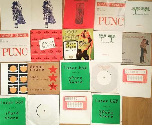vtgeSWdiecast's tweet photo. Just checking whether I own the @spare_snare #numberonecup split single and discovered a game of #sparesnare #pairs #shitmemory #freegifts #seveninch #vinyl #singles #scotlandsfinest #strangeandsilentstaircase https://t.co/w4fgqccADT https://t.co/3PAvD0xm6s