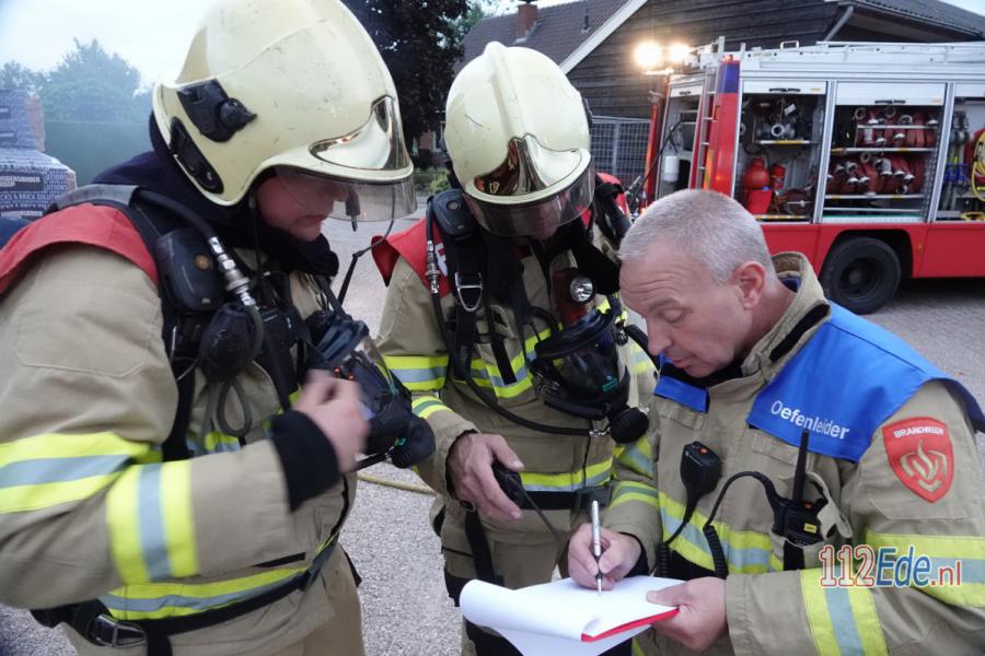🚨 Brandweer van #Lunteren oefent 'middelbrand' 112.press/Qjm0B9 112Ede https://t.co/uBPN4bgeQZ
