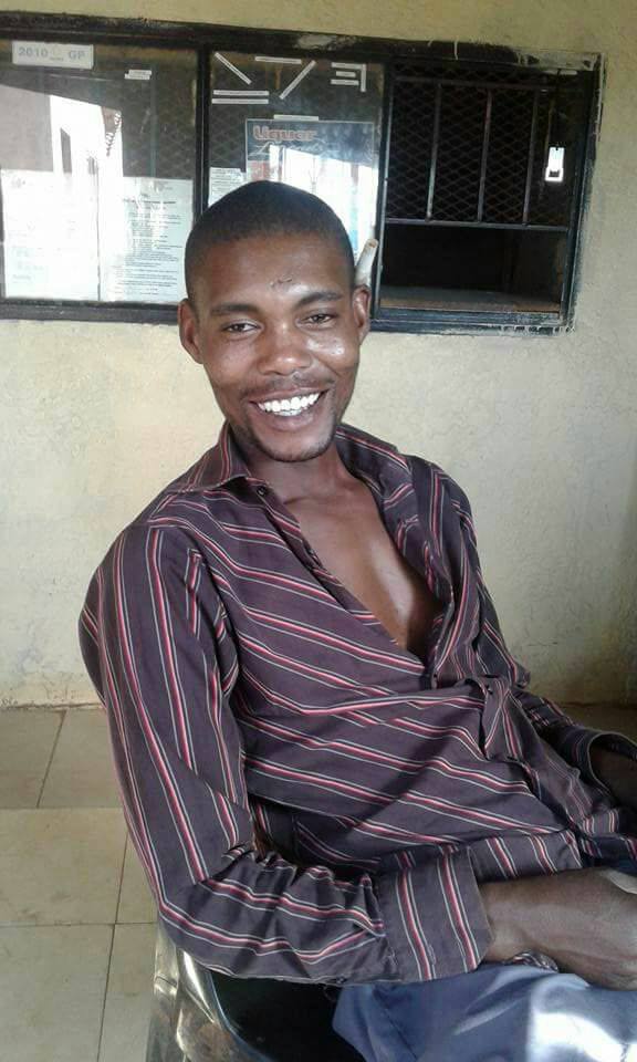 Ke_gopcha's tweet photo. This lady right here is my little sister,Smangele and a few day ago she was admitted to hospital because this coward guy in the picture Nkosana sipho prince mthombeni poured paraffin on her and set her on fire...today at 2am Smangele Pearl kholeka mnisi Mahlangu died in hospital https://t.co/19BO5QdjKx