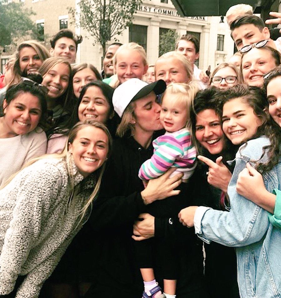 BizzleJK's tweet photo. Hace mucho tiempo no se veía así, creo que desaparecer musicalmente por un tiempo le está haciendo muy bien, y digan lo que quieran de su look si él es feliz a mamarla ustedes https://t.co/YzIheHqdf5