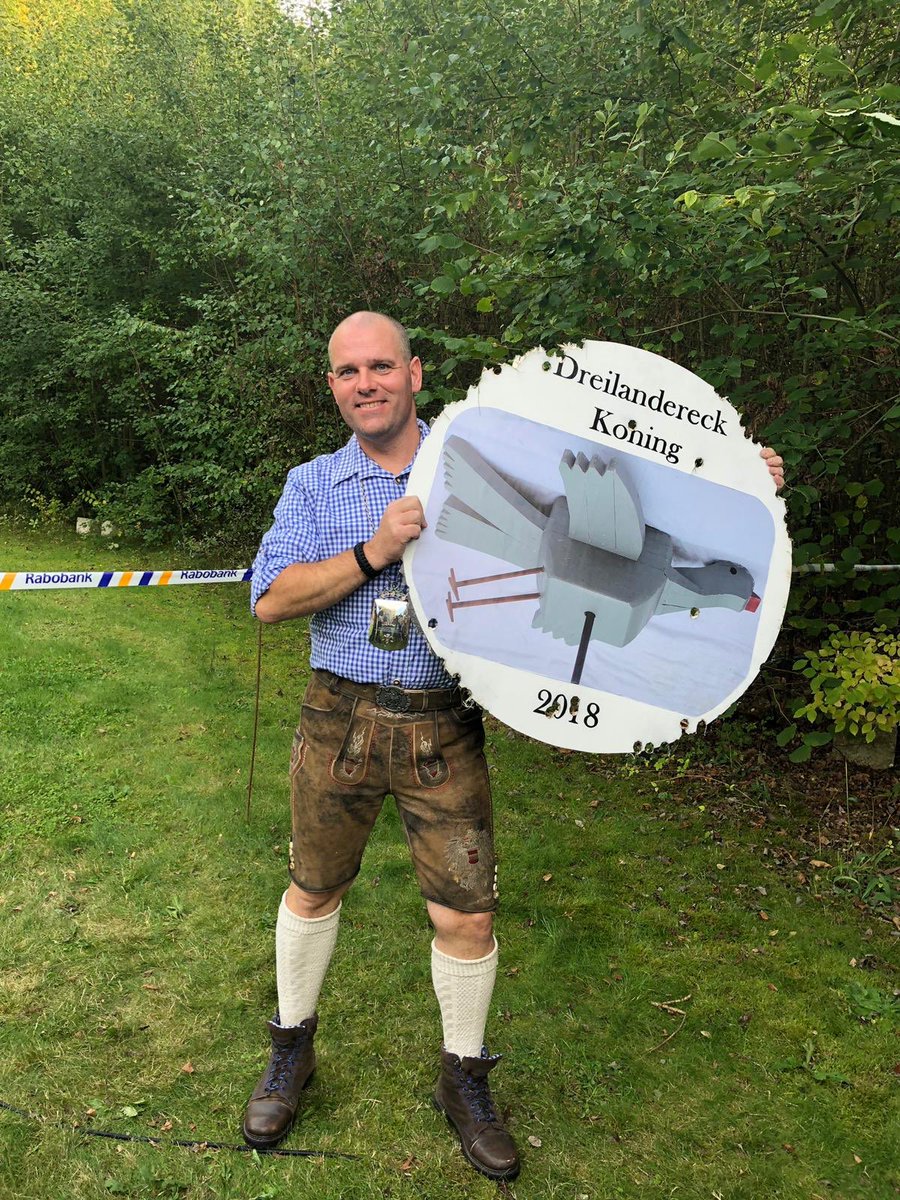 rescuebauke's tweet photo. Gisteren de #Dreilandereck #koningsvogel geschoten. Grote eer en bijzondere titel. #schutterskoning #Mechelen #NL #Dreilandereck #Koning #schutterij #Limburg #Noorbeek #Heuvelland #Trots https://t.co/81UFUmCctj