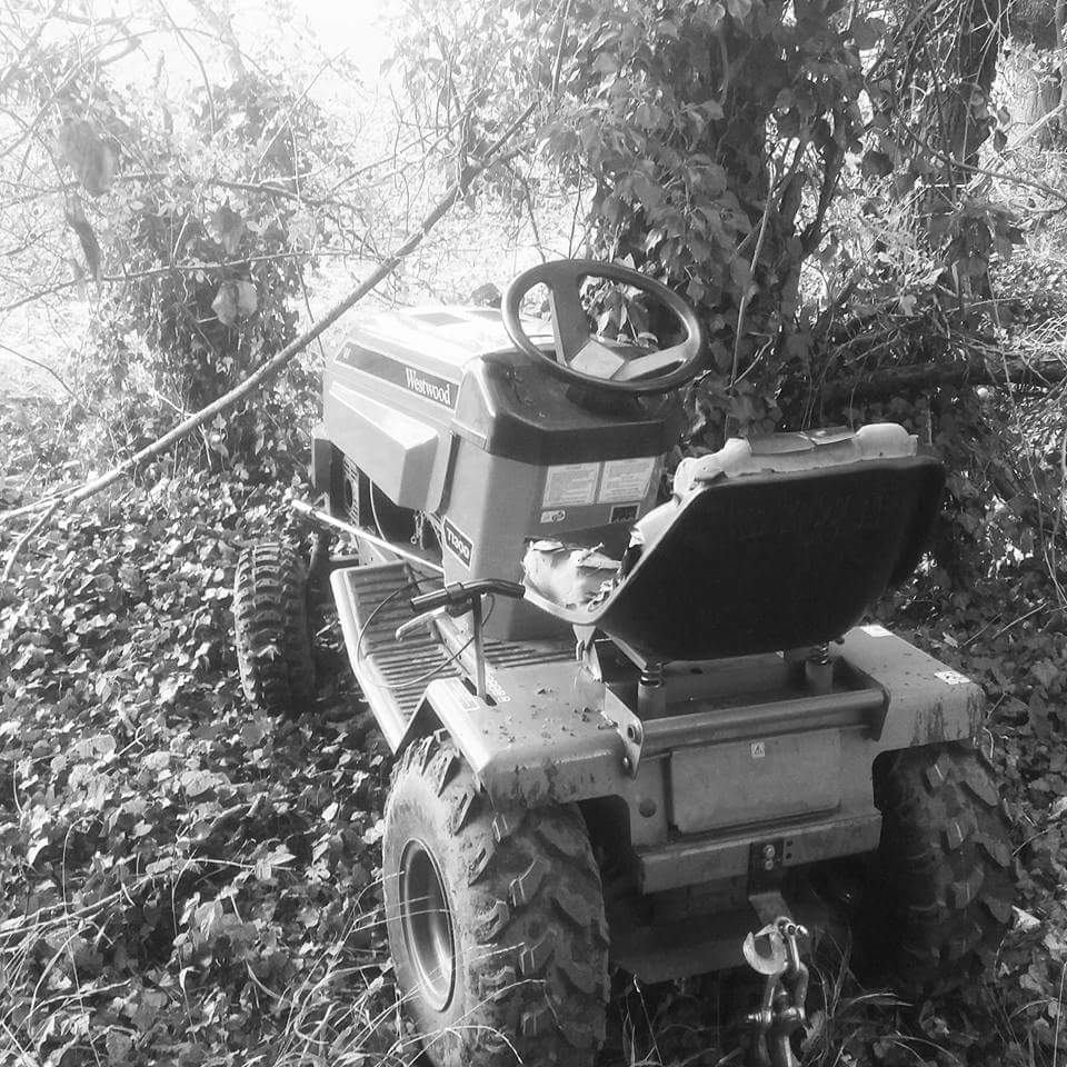 Colindoingstuff's tweet photo. Louie's Westwood T1300 #ukmudmowers #mudmower #mudmowers #ketleymowersport #colinketleymowersport #murray #offroadmower #offroadmower #offroadmower #Westwood #colinketleymowersport #Motorsport #mowerracing #racingmower #racemower #mowerracing #YouTube #IAmACreator https://t.co/JRp35QuG0t