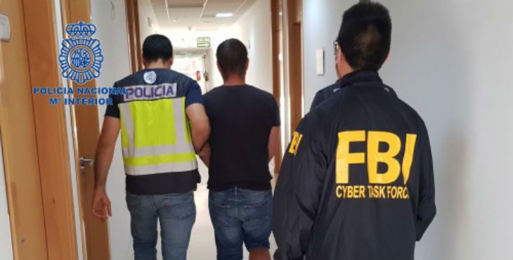 SecurityPartne's tweet photo. La Policía y el FBI han detenido en Huelva, donde pasaba sus vacaciones, a un ucraniano de 30 años como presunto responsable de sofisticados ciberataques de empresas a nivel mundial. 
#Infosec #seguridad #Hacking #Vulnerabilidades #Pentest #News https://t.co/e6zuTxGIUf