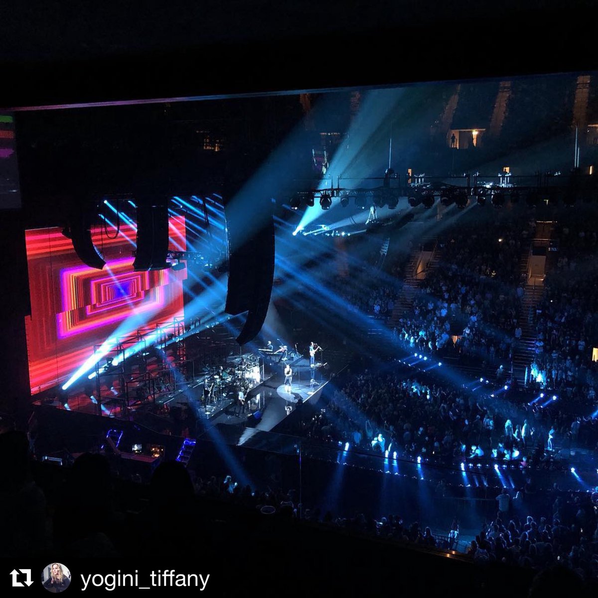 TheRobeWay's tweet photo. More #MegaPointeMonday with #Maroon5 #RedPillBluesTour design by #production & #lightingdesigner LeRoy Bennett #SevenDesignWorks with #associatedesigner & #lightingdirector Brian Jenkins using a rig with @Robelighting #MegaPointe & #BMFL from @UpstagingInc (πΈ Tiffany Parry) https://t.co/LCpr1dIuDl