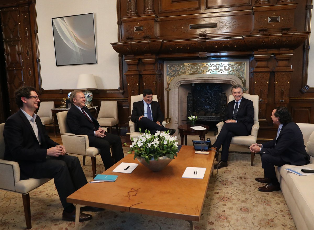 Nos reunimos con el Presidente de la Nación, <a href="/mauriciomacri/">Mauricio Macri</a>, en <a href="/CasaRosada/">Casa Rosada</a> para manifestarle la complejidad que enfrentan las Pymes con tasas al 60% e Ingresos Brutos insostenibles. Frente a esto, el Presidente reconoció la urgencia de lo planteado. bit.ly/2O2aNY9