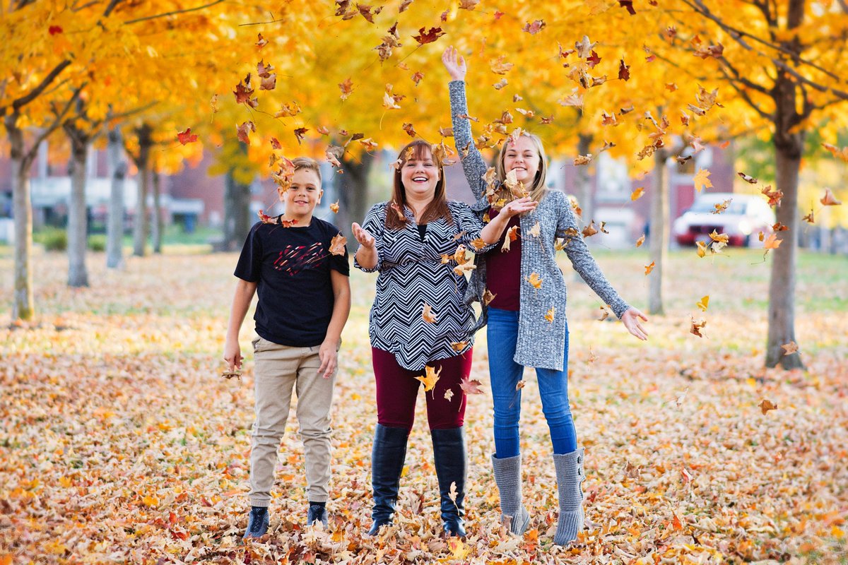 HuniNoirKC's tweet photo. Fall is coming !!!! #familyportrait #kcfamily #kc #kansascity #kcphotographer #fallinKC #KansasCity #VailleMansion https://t.co/bCiRfdqnK6