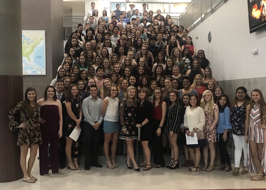 DrLongFrog's tweet image. NHS Induction tonight...smart kids at ETOWN High!!! #ServiceOrganization