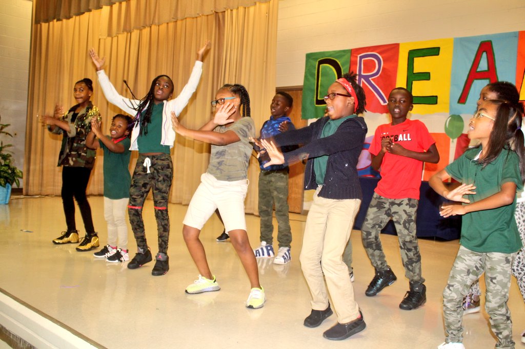 Pressleyteach's tweet photo. Student Centered fun @APSDeerwood! #ARKICKOFF #NoLimit2019 #SchoolMatters #LexileMatters @tongelita @DiggsAP @dgates_iTeach @Stubbs_Hilliard @mrsmediamaven https://t.co/Af3vvO0R2q