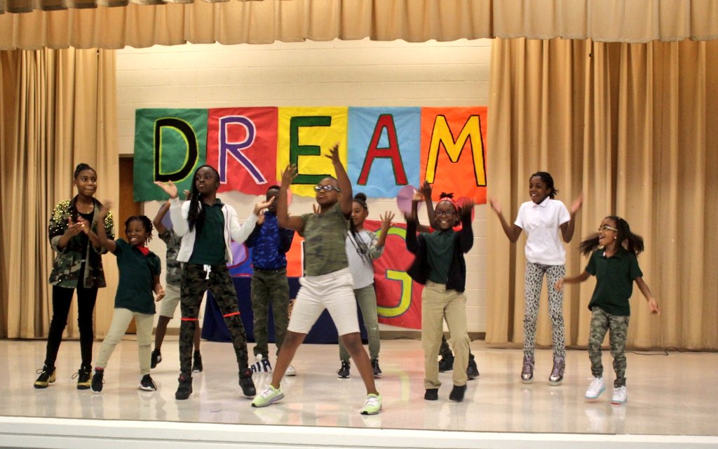 Pressleyteach's tweet photo. Student Centered fun @APSDeerwood! #ARKICKOFF #NoLimit2019 #SchoolMatters #LexileMatters @tongelita @DiggsAP @dgates_iTeach @Stubbs_Hilliard @mrsmediamaven https://t.co/Af3vvO0R2q