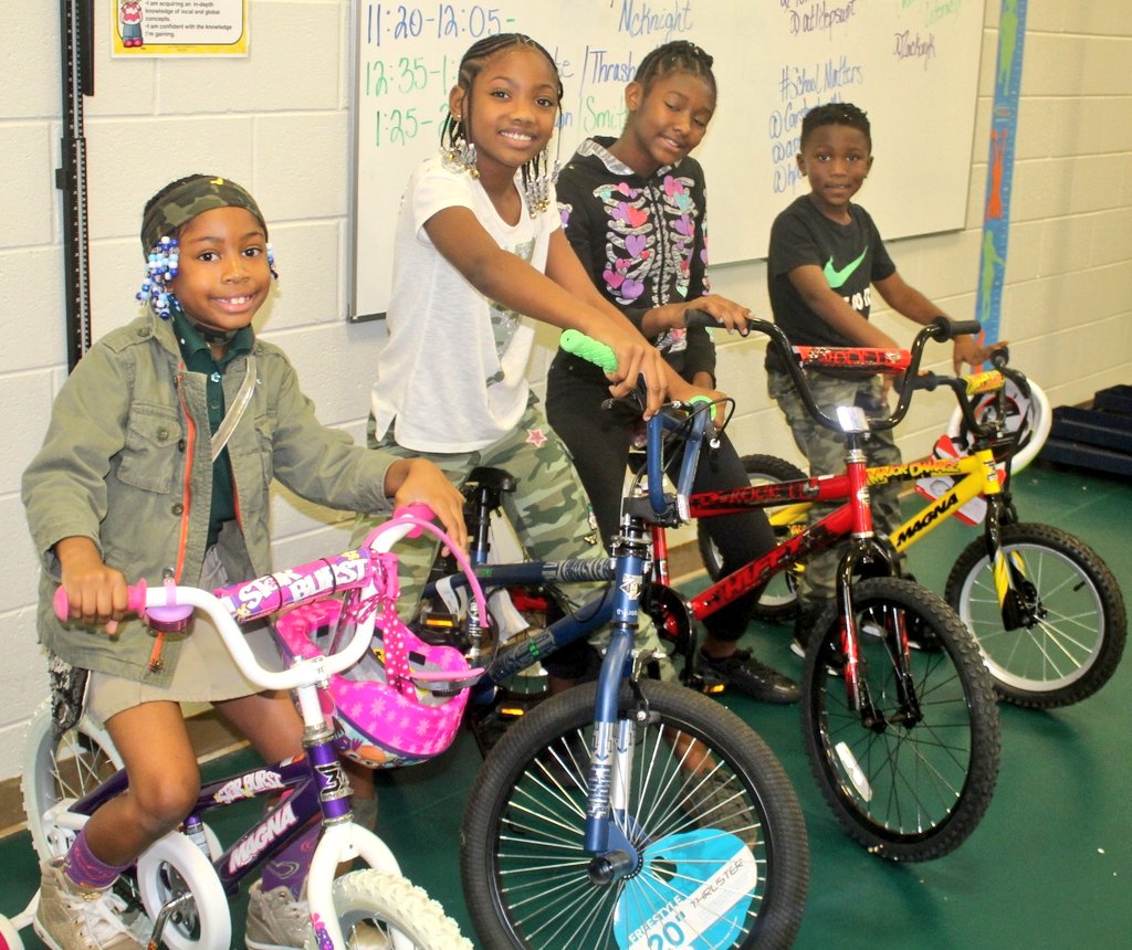 Pressleyteach's tweet photo. Student Centered fun @APSDeerwood! #ARKICKOFF #NoLimit2019 #SchoolMatters #LexileMatters @tongelita @DiggsAP @dgates_iTeach @Stubbs_Hilliard @mrsmediamaven https://t.co/Af3vvO0R2q