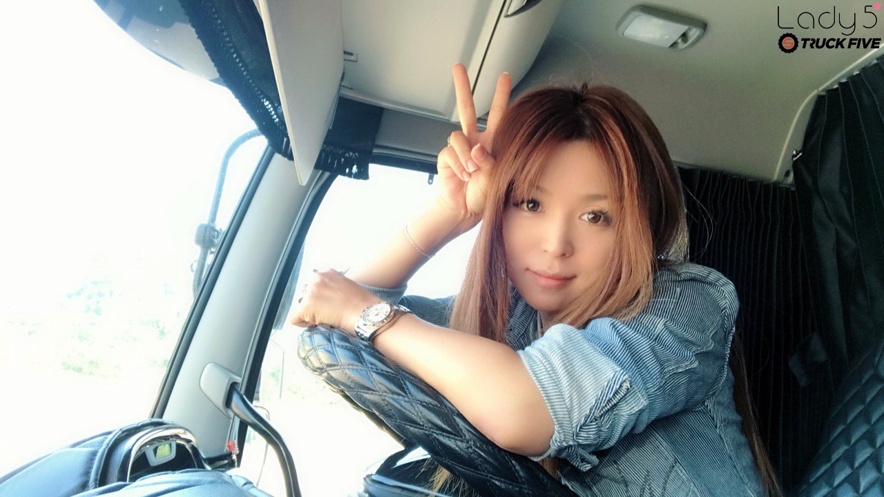 Truck Lady5 トラックレディーゴ Twitter પર 仕事のきっかけは デコトラや 大きな乗り物に乗りたくて ダンプに乗り出しました 次は トレーラー免許をとります 現場でユンボや タイヤショベルも乗りますが やっぱりトラックがいいですね 日野