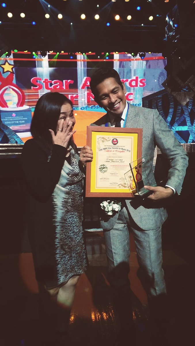 valencianolover's tweet photo. But who is Gary Valenciano without this woman beside him? This award is also for her. A recognition of how greater our Daddy Vee became because of her undying love and passion. Love you, parents! #GarGeli forever! 💚🏆
#GaryValenciano @AngeliPV @manila_genesis @GaryValenciano1 https://t.co/vAcQj8S9Iq