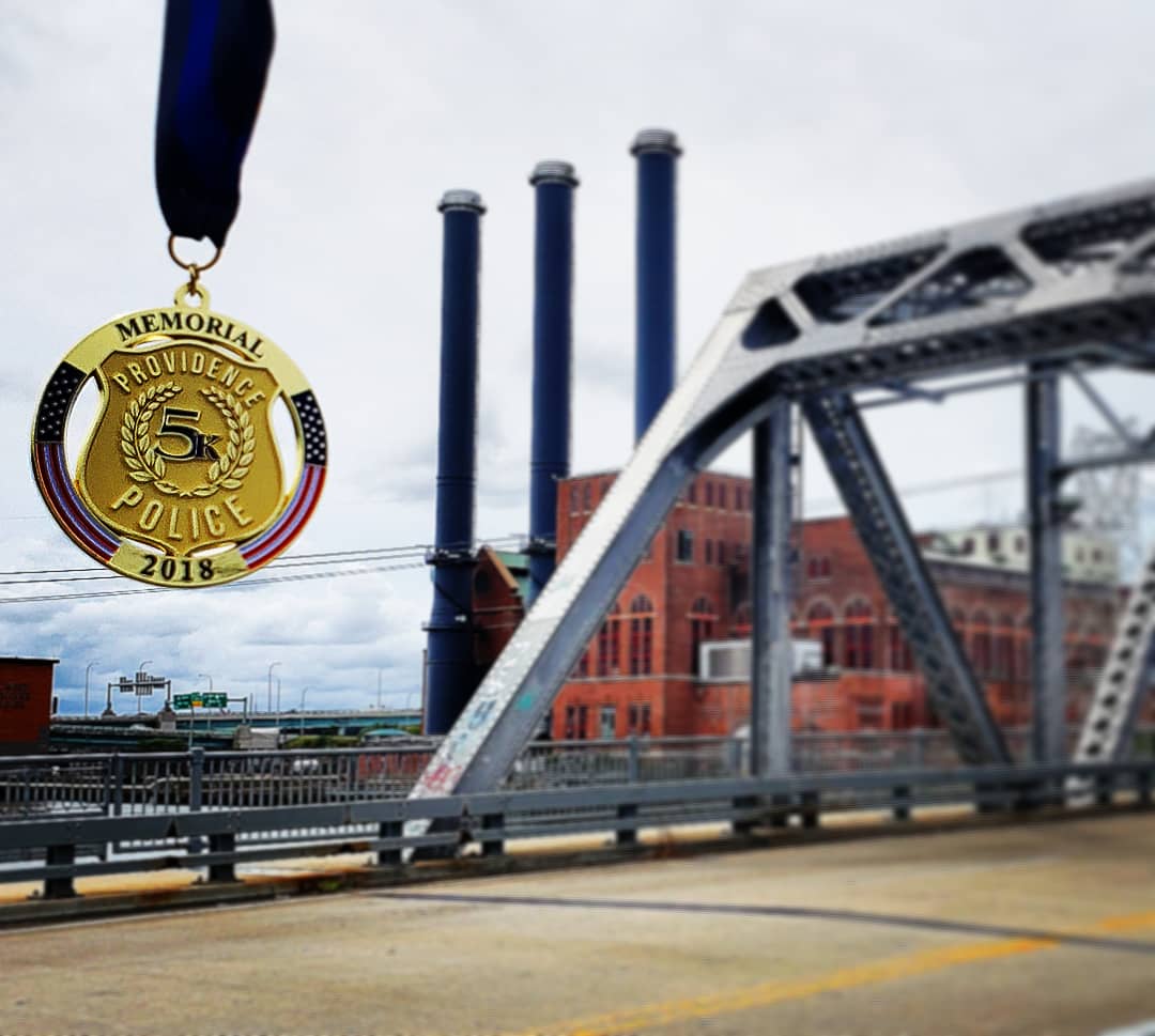 KellisLST's tweet photo. My #MedalMonday brought to you by the #ProvidencePolice5k...

#ProvidencePoliceMemoriak5k 
#PointStreetBridge #Providence #RI #RaceBling #RunKelRun #BeingARunner #Running #ThingsISeeOnMyRuns https://t.co/HNkkC8fiyd