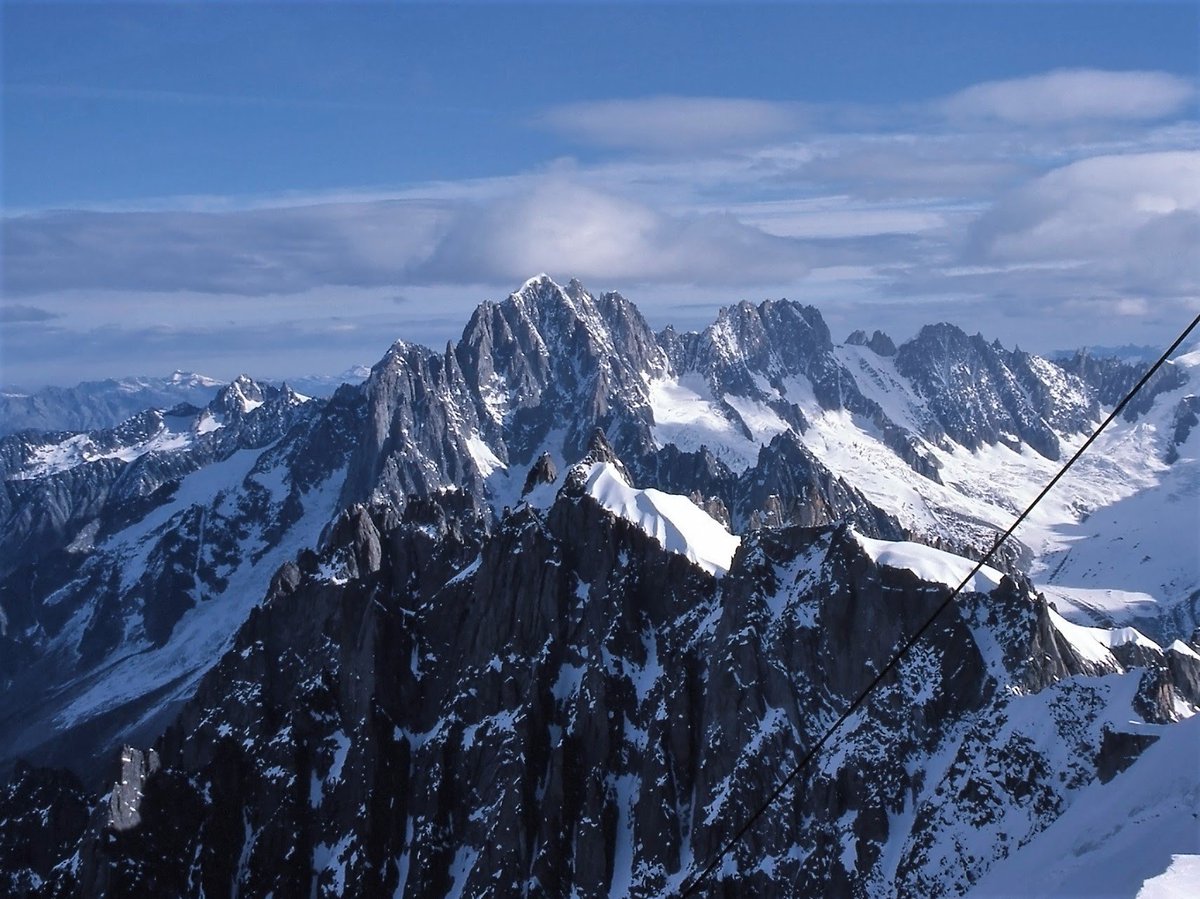神風の アルプス山脈の最高峰である白い山モンブラン モンブランは フランス とイタリア の国境にある ヨーロッパでは ロシア のエルブルス山に次いで高い山である モンブラン アルプス 白い山 フランス イタリア