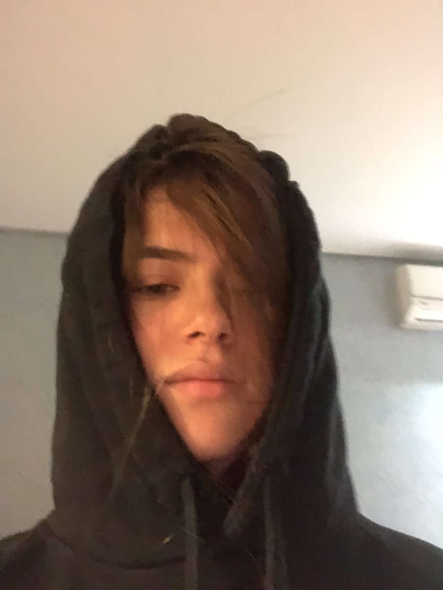 maisa's tweet photo. gente sério eu coloquei o moletom do nicholas e fiquei c preguica de arrumar meu cabelo aí eu to igual um mlk. já pensou se eu fosse homi como eu seria? https://t.co/aZYVA2s9m1