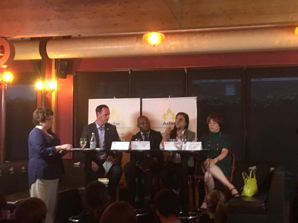 zazoucan's tweet photo. Au bar des sciences de l’#_acfas
4 candidats @jfrobergeQc @DieudonneOyono @AleZaga @David_Hlne et l’animatrice de la soirée @Josee_Boileau https://t.co/P0jjedhFLl