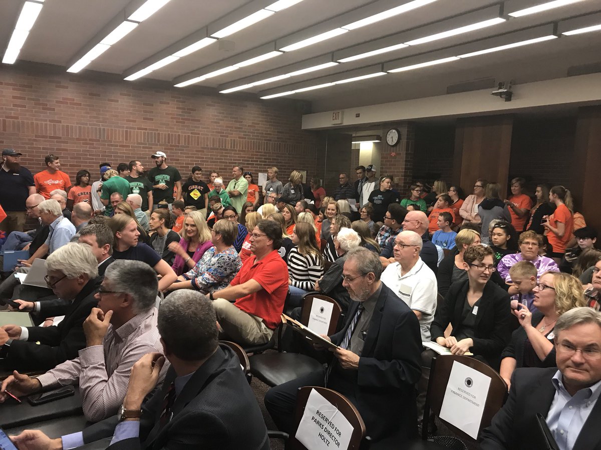 Packed house at City Council meeting tonight. The BIG question: Will the city council approve the new Deaconess Aquatic Center? @EVV_ParksAndRec <a href="/deaconessnews/">Deaconess News</a>  <a href="/MayorWinnecke/">Mayor Lloyd Winnecke</a>