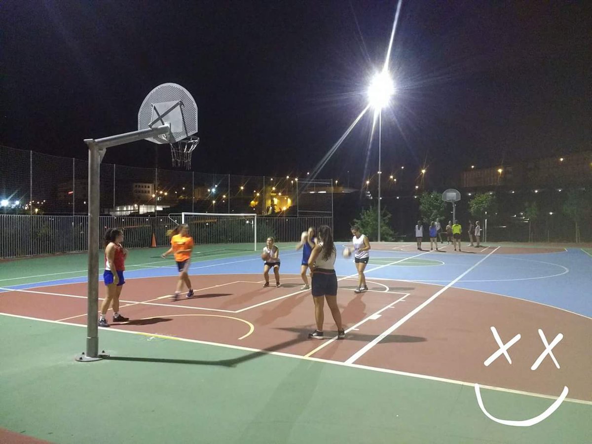 golemtxu's tweet photo. "It's not how good you are, it's how good you want to be!" #preseasonpractice4 #Streetballpractice1 #Ewest #senioritas https://t.co/qc80COespO