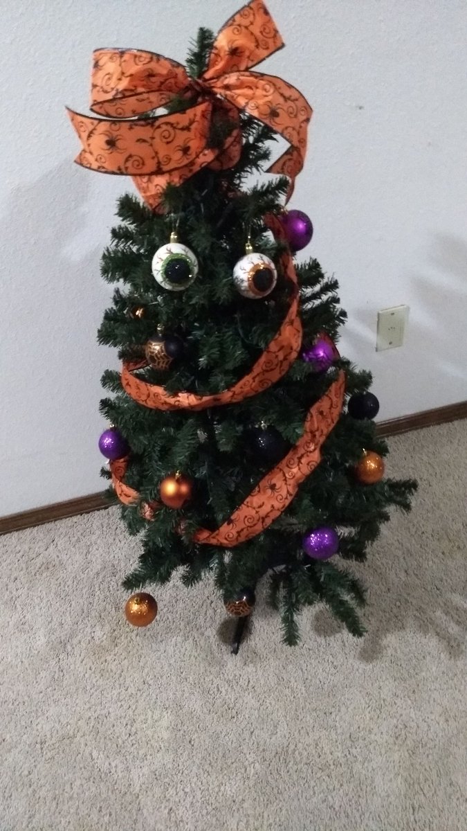 Ru_In_Red's tweet photo. My tree is all dolled up and doesn't have anywhere to go.
#HolidaySpook
#FestiveTree
#HalloweenTree
#AllDolledUpWithNoWhereToGo
#ReadyForHalloween
#ThisIsHalloween
#HalloweenForever https://t.co/ETS5iI0640