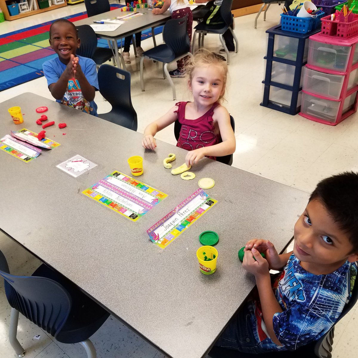 Mrs_Holsapple16's tweet image. Learning is better when its #handsonlearning #mckinleykinder #numberwriting