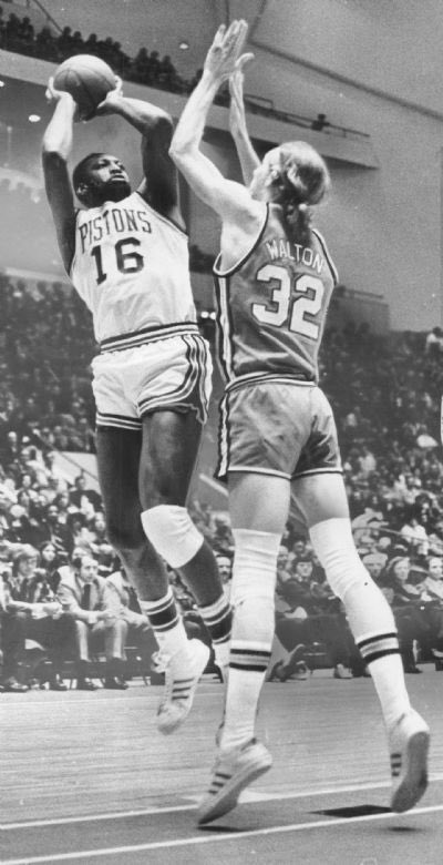 Bob Lanier shoots the fade away jumper over Bill Walton Happy Birthday Lanier!  