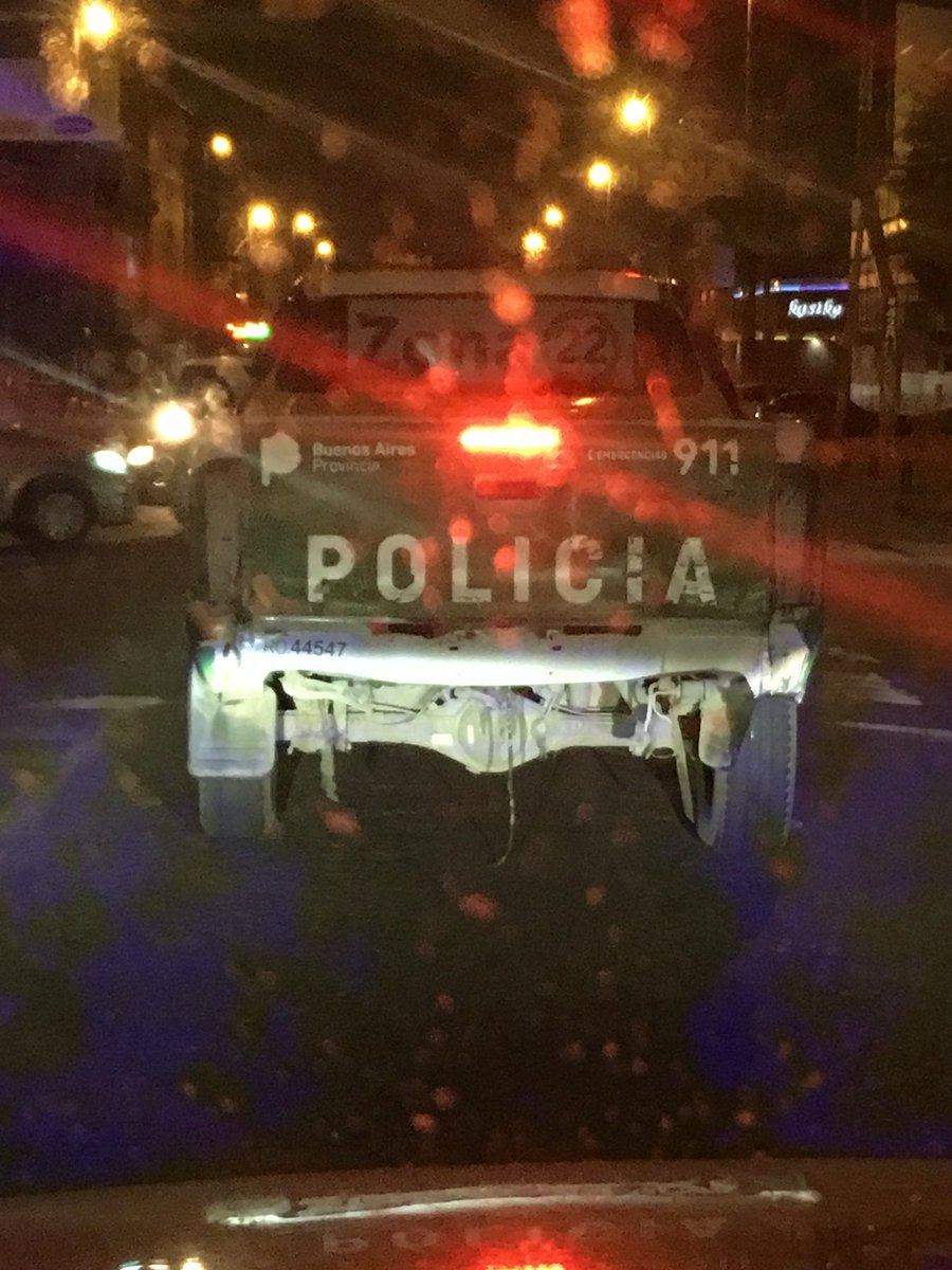 Patrullero sin luces y en estado de chatarra. Y a mi me piden la vtv <a href="/mariuvidal/">María Eugenia Vidal</a> <a href="/YoSoyMartiniano/">Martiniano</a>