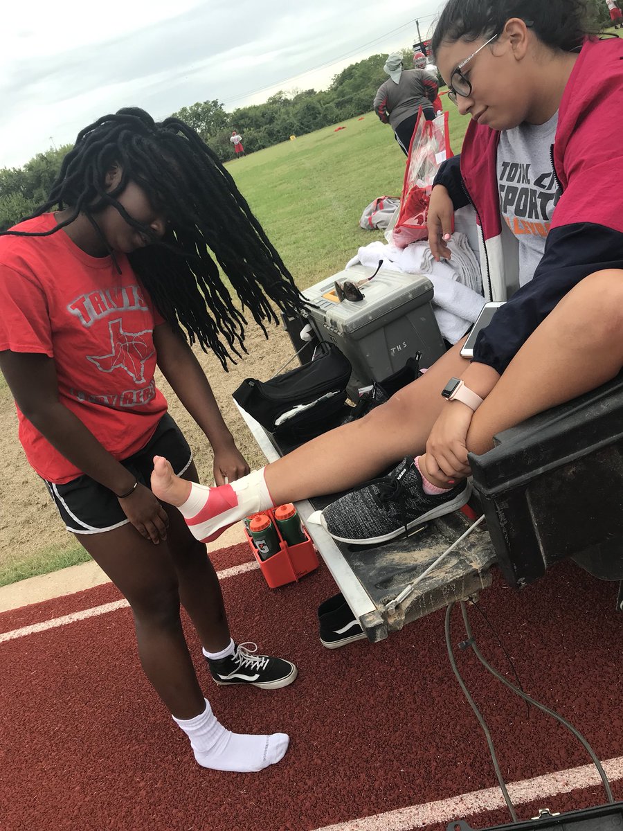 RebelsSportsMed's tweet photo. It’s #ankletaping time! Learning how to tape an ankle can be hard #athletictraining #athletictraininglife https://t.co/Hhqss7TD35