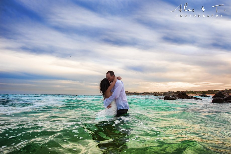 AlecandT's tweet photo. Let's start the #week with a #refreshing Trash the dress, it'll be so convenient after your #wedding #weekend! What a fabulous way to finish your trip to Cabo! Contact us for more info! #destinationwedding #weddingphotography @VisitMex @Visitloscabos https://t.co/lGcifmR3jS https://t.co/JLU8055EA6