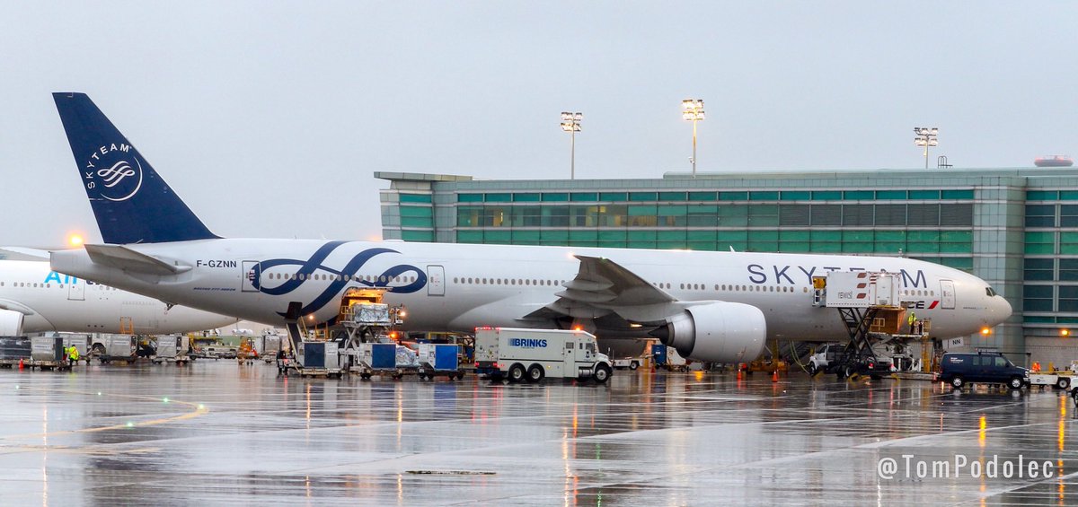 TomPodolec's tweet photo. Today is brought to you by the colour grey...
Air France #AF351 in Toronto loading up for their trip back to Paris.
F-GZNN Boeing 777-300
SkyTeam Livery https://t.co/EkYwhueMK1