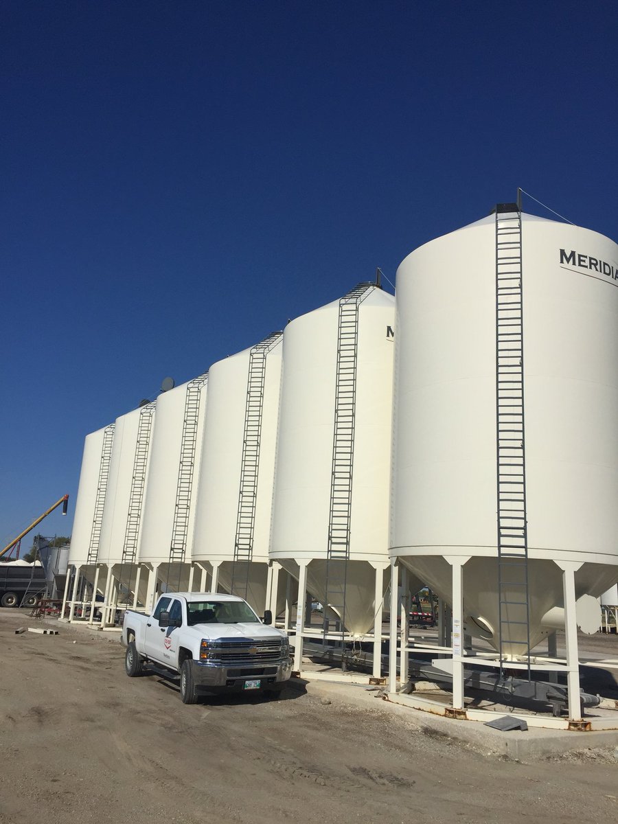 ElliottSundell's tweet photo. A very successful day bringing in some new fertilizer bins to increase our storage  @PembinaCoop Cypress River https://t.co/XfKWrc43S0