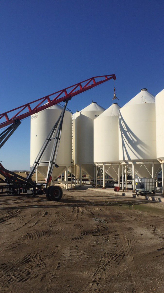 ElliottSundell's tweet photo. A very successful day bringing in some new fertilizer bins to increase our storage  @PembinaCoop Cypress River https://t.co/XfKWrc43S0