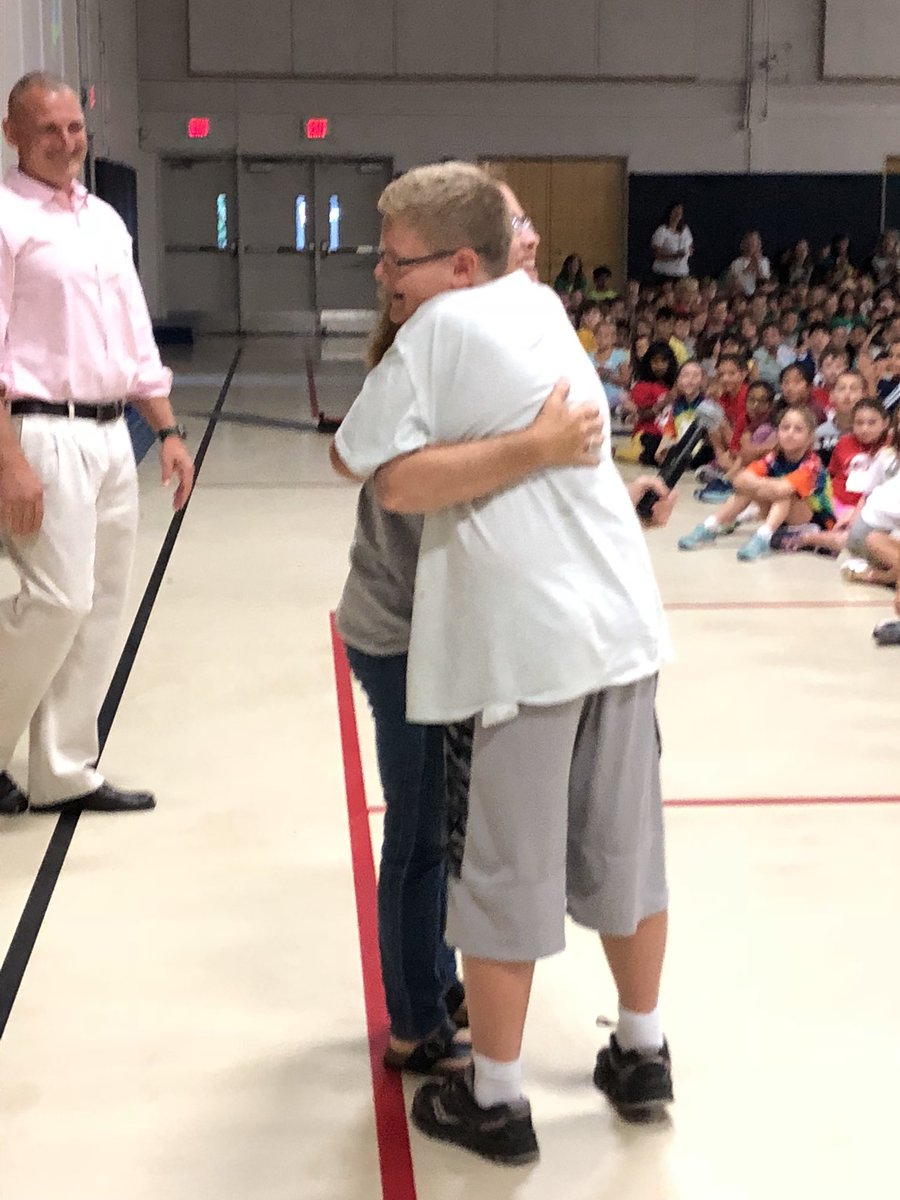 LaurenBird42's tweet photo. #CMSchool is officially a #KindCampus! #bensbells #kindnessisaskill #wiltonwayct https://t.co/szsq5YA8qD
