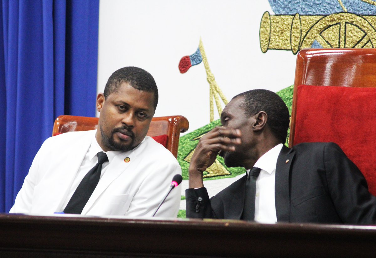 deputeshaitiens's tweet photo. En marge de la Séance en Assemblée Nationale devant clôturer la deuxième session ordinaire de l’année législative 2018. #AssembléeNationale #Parlement #Haiti https://t.co/QO1sQfEjqp
