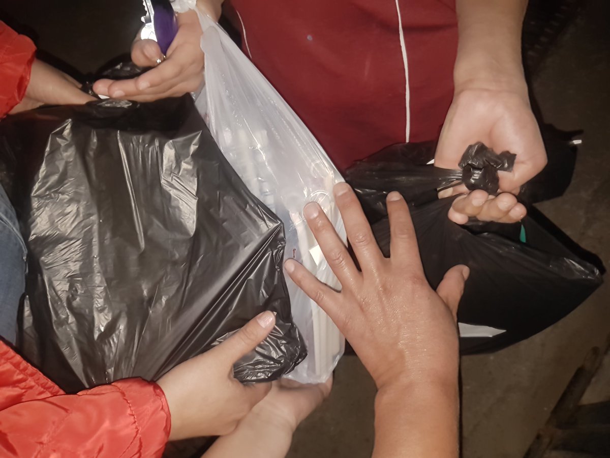 rolandosaquipay's tweet photo. Dia de entrega sera una noche larga gracias a quienes hicieron posible este gesto de ❤ gracias #AzuaySolidario.
#TabataLara
#dejandohuella
#NadaEsImposible
@complicefm @splendid1040 @Pedro1Reinoso @ViviSanchezBoni https://t.co/8oN0NqxHz3