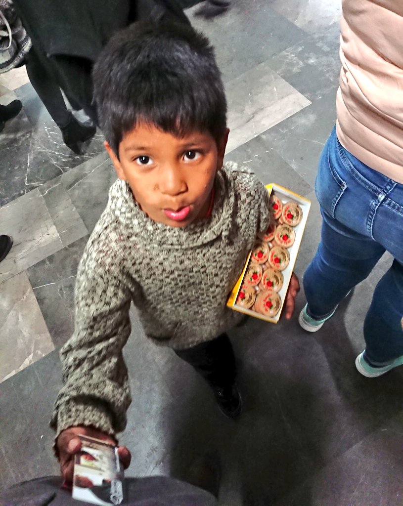 selenegavemx's tweet photo. En estación #Insurgentes #L1 del @MetroCDMX, diario este niño trabaja vendiendo dulces o pidiendo recarga en su tarjeta, no se ve ningún adulto con él, podrían ayudarlo @elconsejomx #AlertaDeTi @DIFCDMX // @VigilanteCDMX @UCS_CDMX @alertasurbanas @ElPolloCDMX @Fam_Unidas_AC https://t.co/nlEZq1Cp29