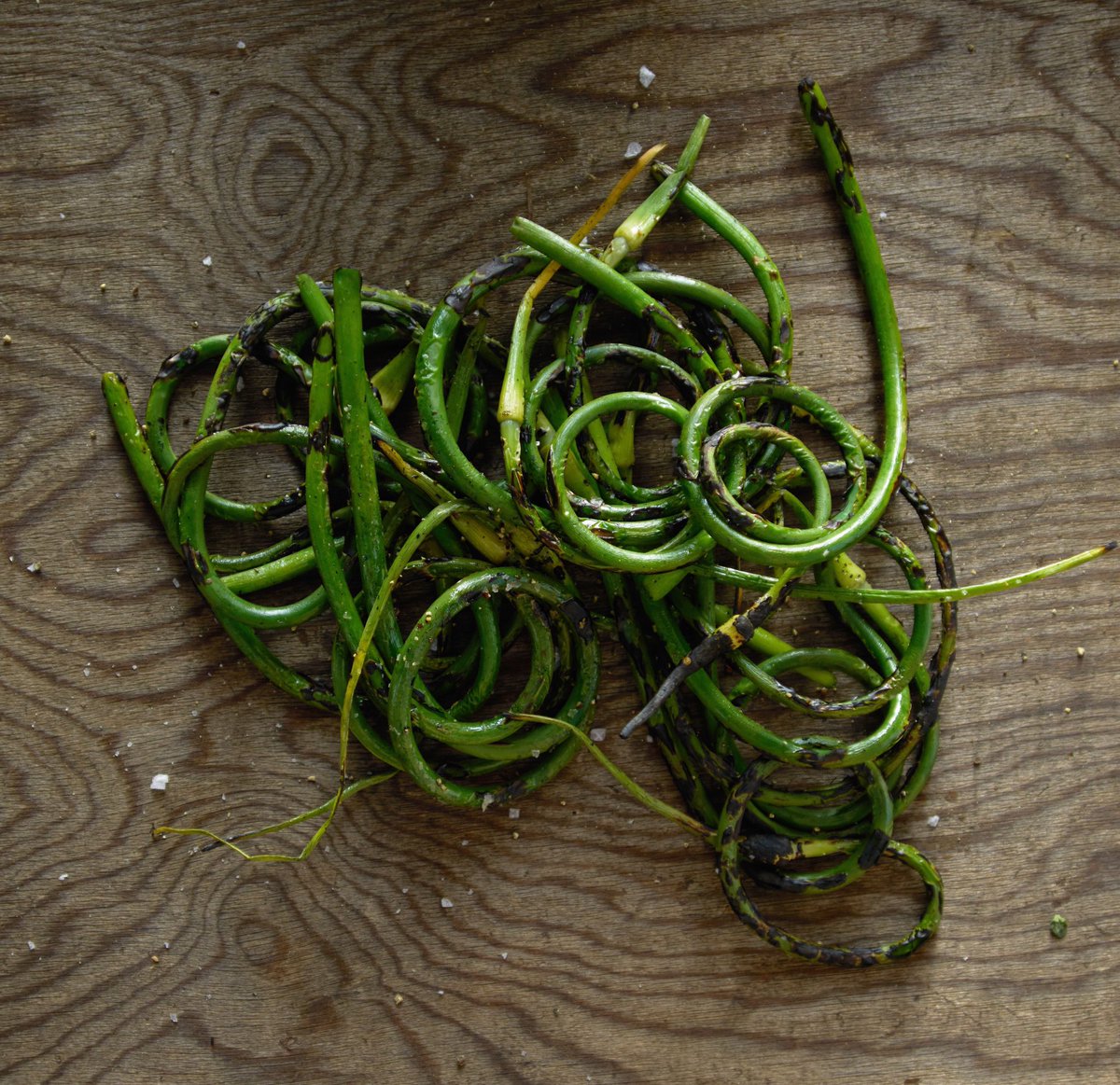 studiosaltCA's tweet photo. Curious minds shoot curious food. Garlic scapes shot in studio with lighting set to explore the funky whirls and curls of this grilled allium. #foodphotography #grilling https://t.co/ipAry2Q7x0