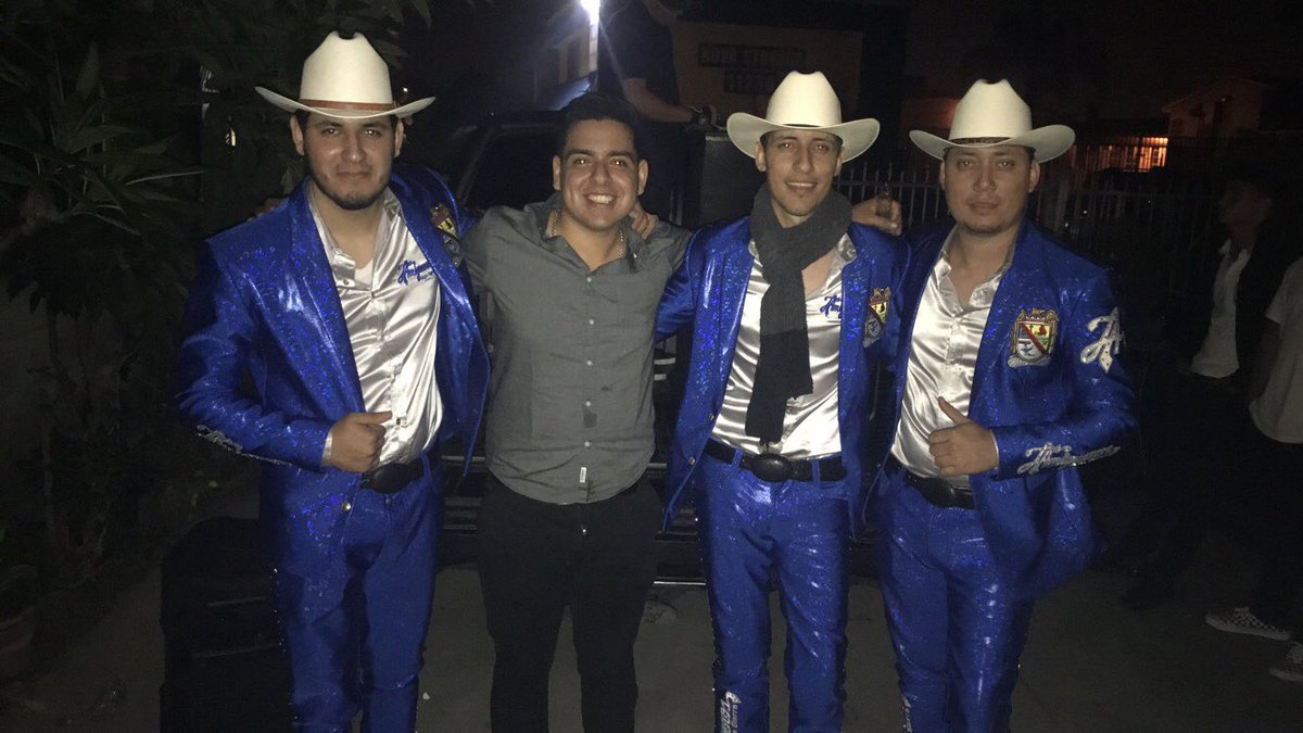 0_james_8's tweet photo. #LosAmigueros #DrunkJames https://t.co/Y7sjf911VE