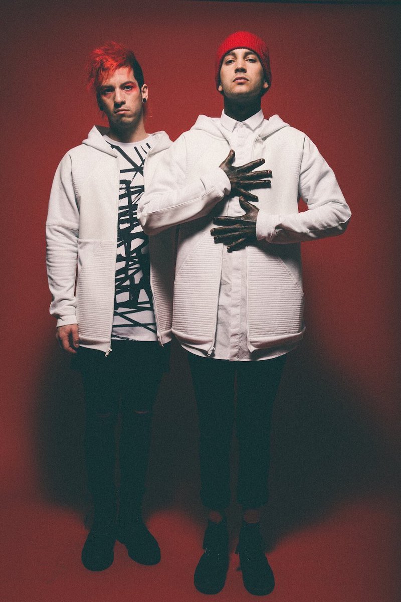 Twenty one pilots of. 21 pilots. Twenty one pilots of. Джош 21 pilots. Солист группы твенти ван пилотс.