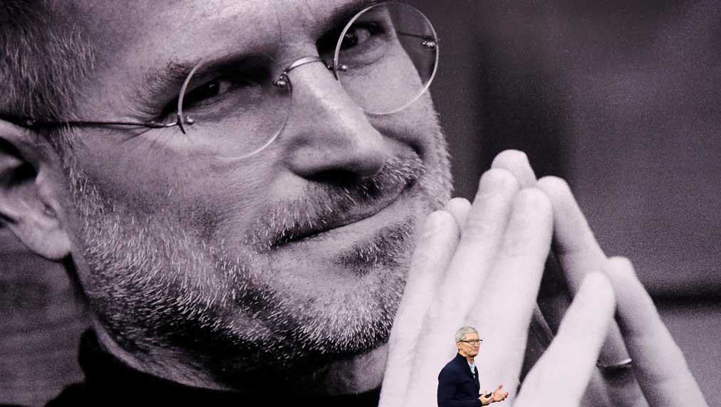 IBD_ECarson's tweet photo. Apple Falls Again In Heavy Volume: What Do You Do? https://t.co/zAUlXvYdE6 $AAPL $TSLA https://t.co/nhv57JCJUp