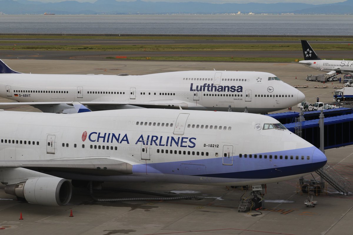 中部国際空港セントレア 本日朝のセントレア発台北行チャイナエアラインもボーイング747ジャンボジェットで運航です ルフトハンザドイツ航空のジャンボと2機並びました 中部国際空港セントレア 本日朝のセントレア発台北行チャイナエアラインもボーイング747ジャンボジェットで運航です ルフトハンザドイツ航空のジャンボと2機並びました