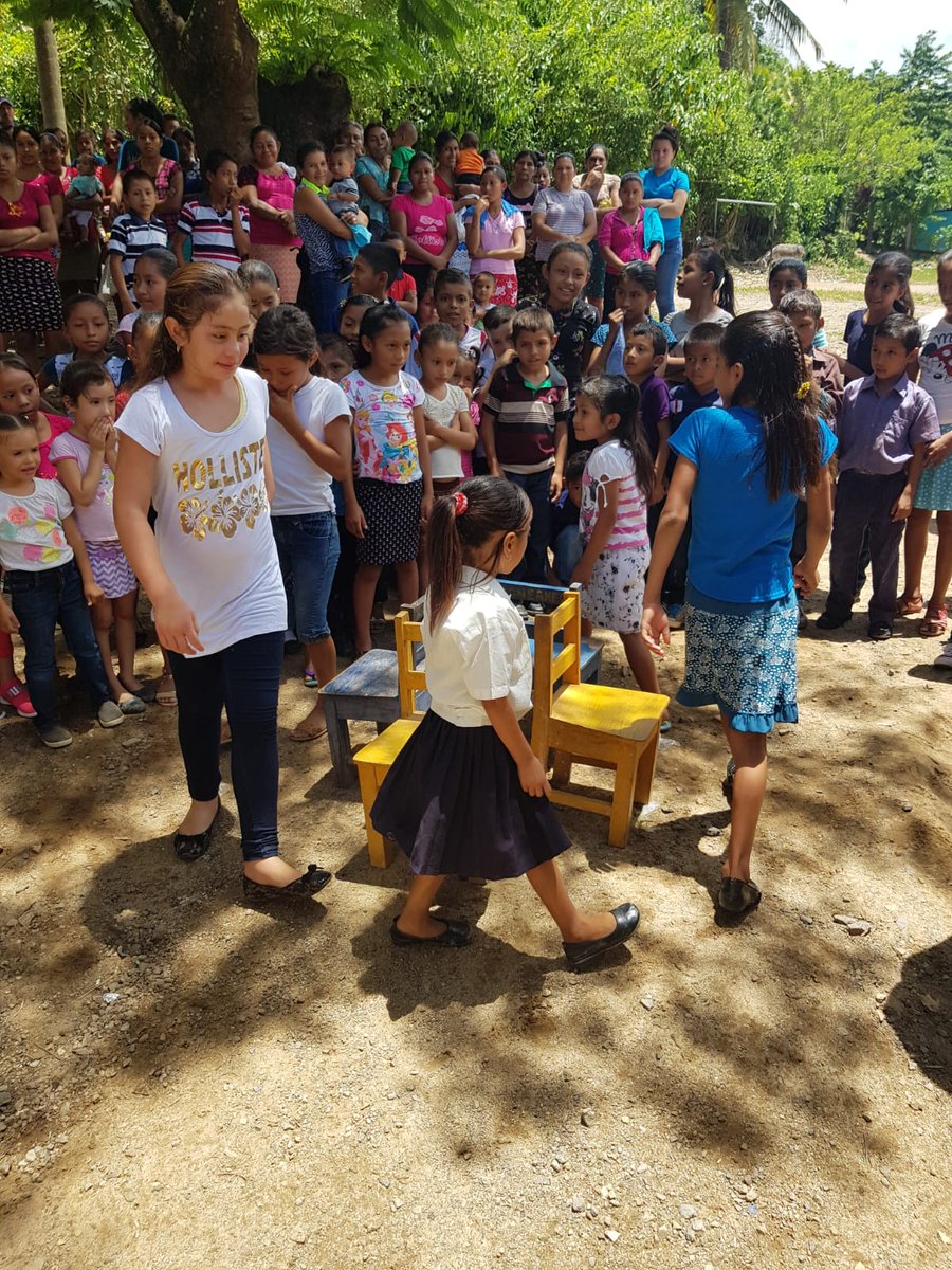 Norma22Martinez's tweet photo. Celebracion Dia del Niño. Escuela Marco Tulio Montoya. Felicidades a todos los niños y niñas del Municipio @ReinaldoHN @JuanOrlandoH @SamyGomezHN  @ https://t.co/nGeV5b3suq