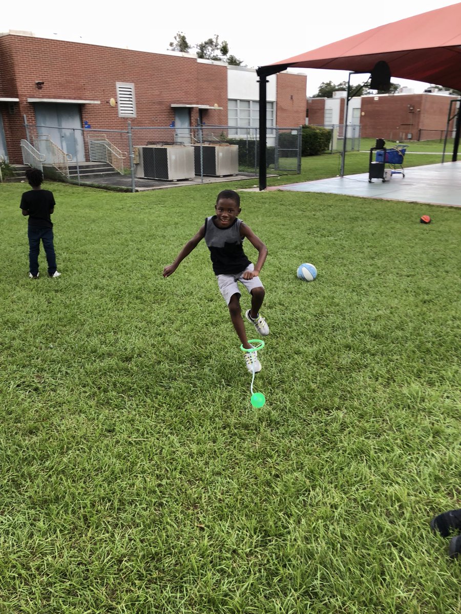 MissGiambrone31's tweet photo. Force and motion in action! @AchievementSch @HcpsTeach @KenlyCougars #HandsOnMindsOn #WeClimbTogether #ScienceStories #races #bowling #skipball https://t.co/37qxl2blcF