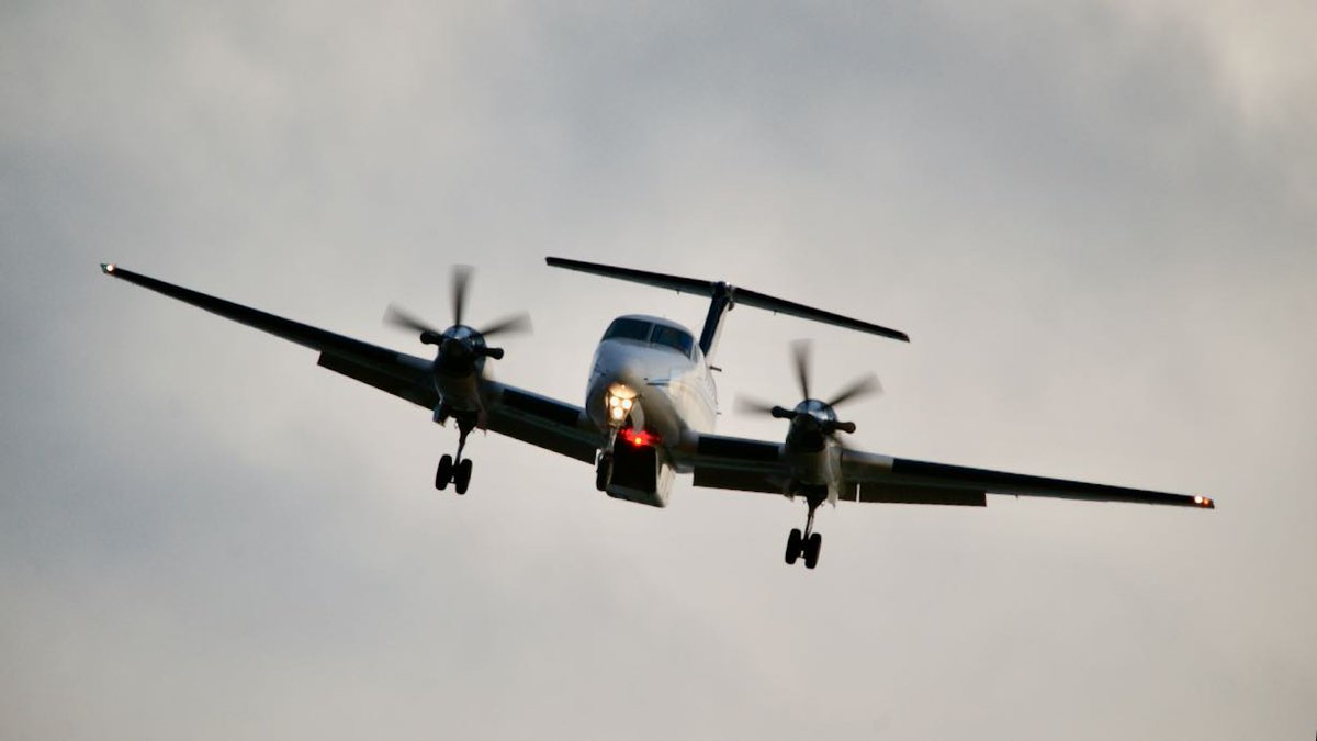 FrankReardon1's tweet photo. Landing in #Iqaluit #Nunavut @Beechcraft #SuperKingAir 200 #CFGXR SEP.10.2018 by #AirNunavut #YFBSpotters #AVGEEKS https://t.co/ErPRs2RyTt