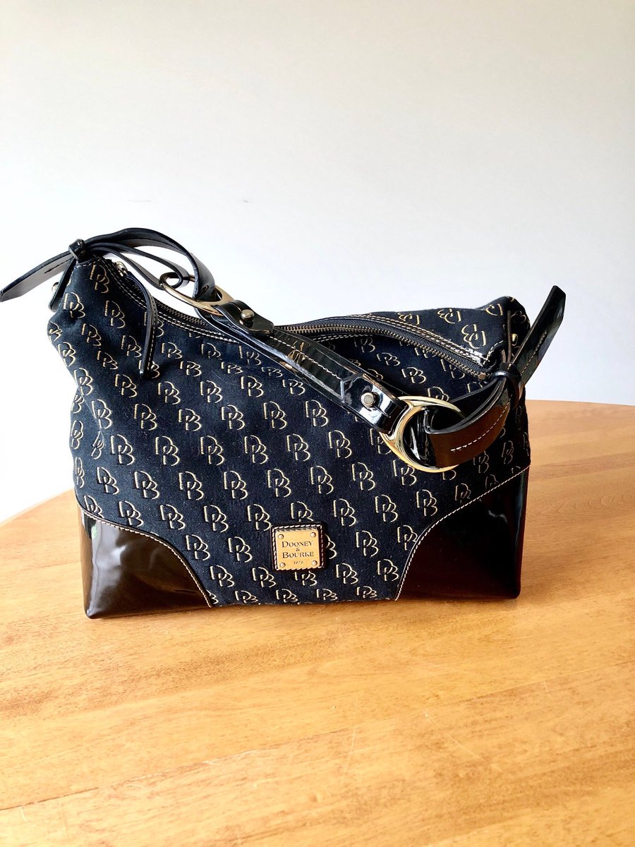 VintagePursesPl's tweet photo. Excited to share this item from my #etsy shop: Dooney and Bourke Handbag Monogram Signature fabric shoulder satchel purse https://t.co/4JZw4sH7jq
#dooneyandbourke #handbag #Vintagepursesplus #patentleather #canvas #oldisnew #vintagestyle https://t.co/XSGBKdV1qy